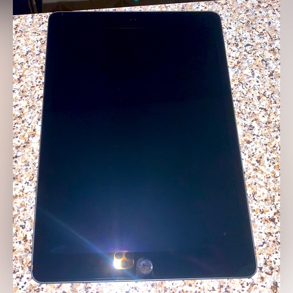 Apple iPad 7th generation 32GB. Includes case & apple pen Like new without box.